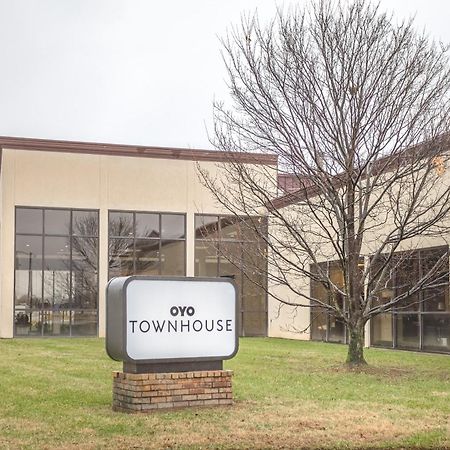 Oyo Townhouse Owensboro West Hotel Exterior photo