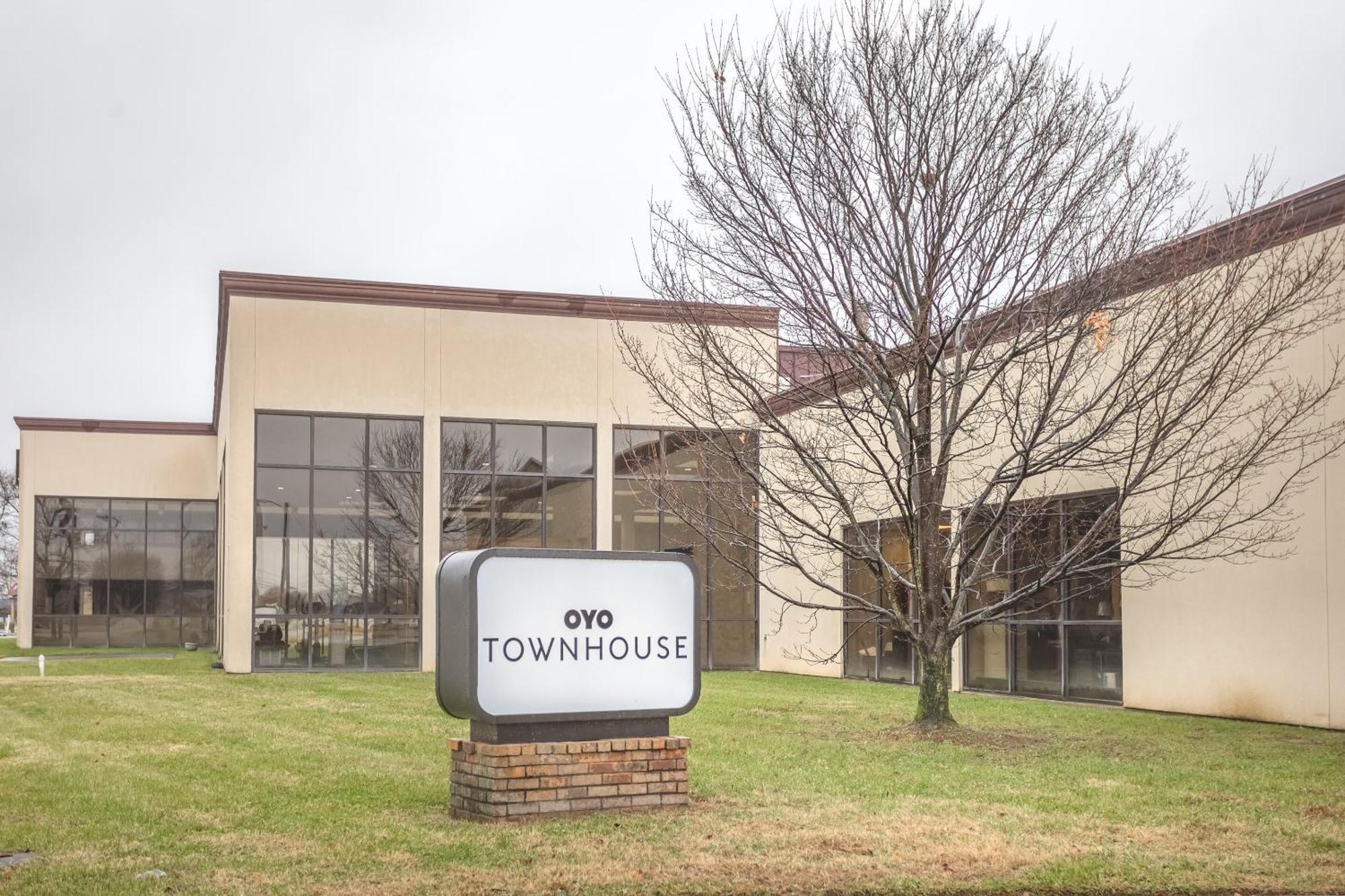 Oyo Townhouse Owensboro West Hotel Exterior photo