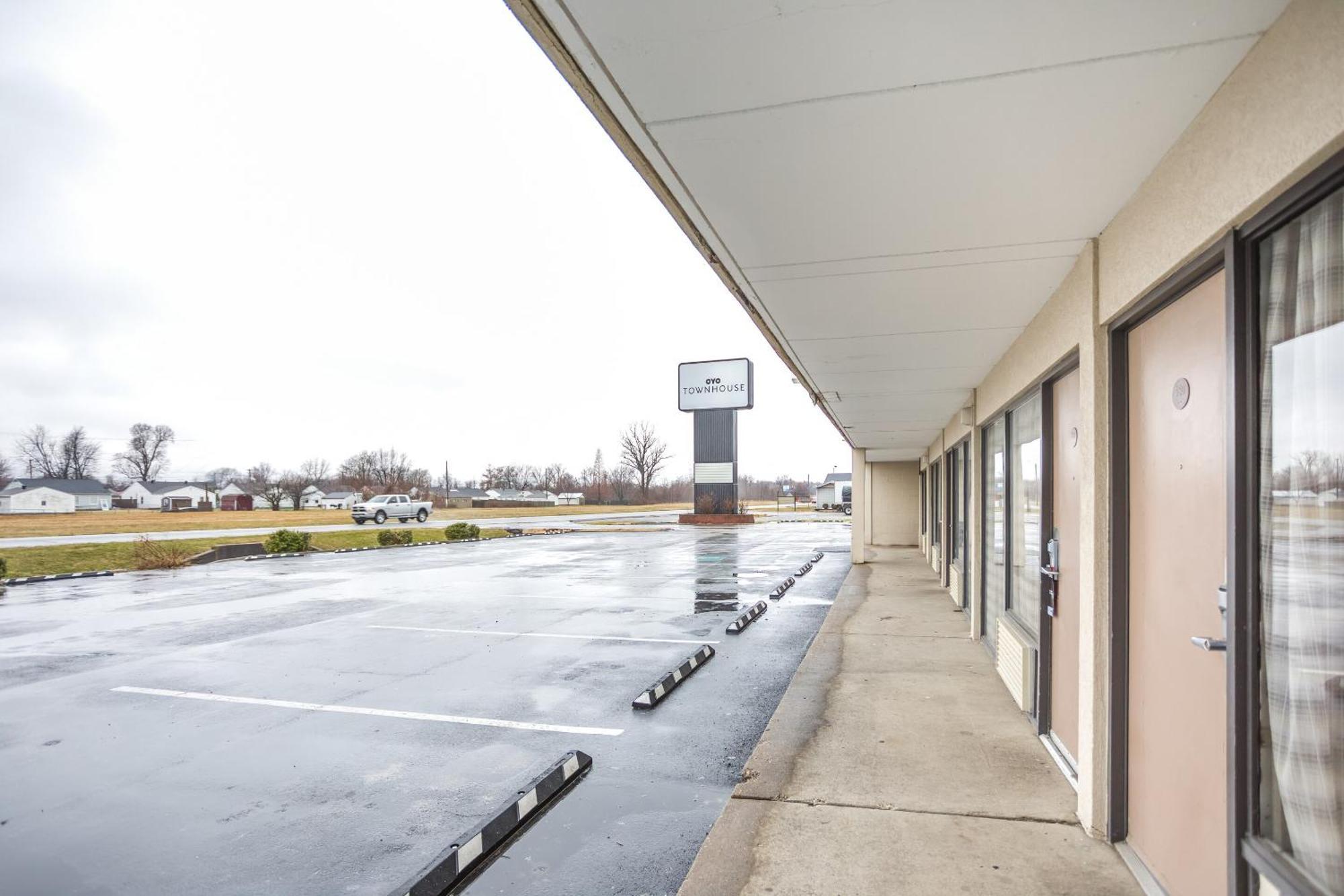 Oyo Townhouse Owensboro West Hotel Exterior photo