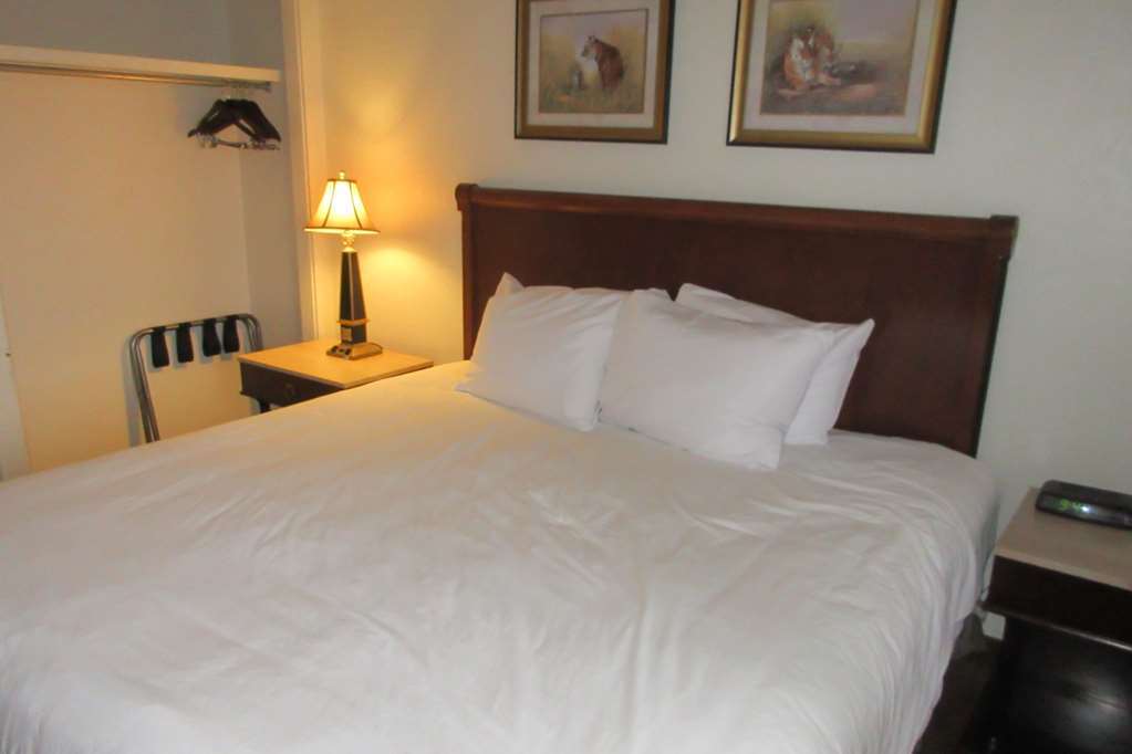 Oyo Townhouse Owensboro West Hotel Room photo
